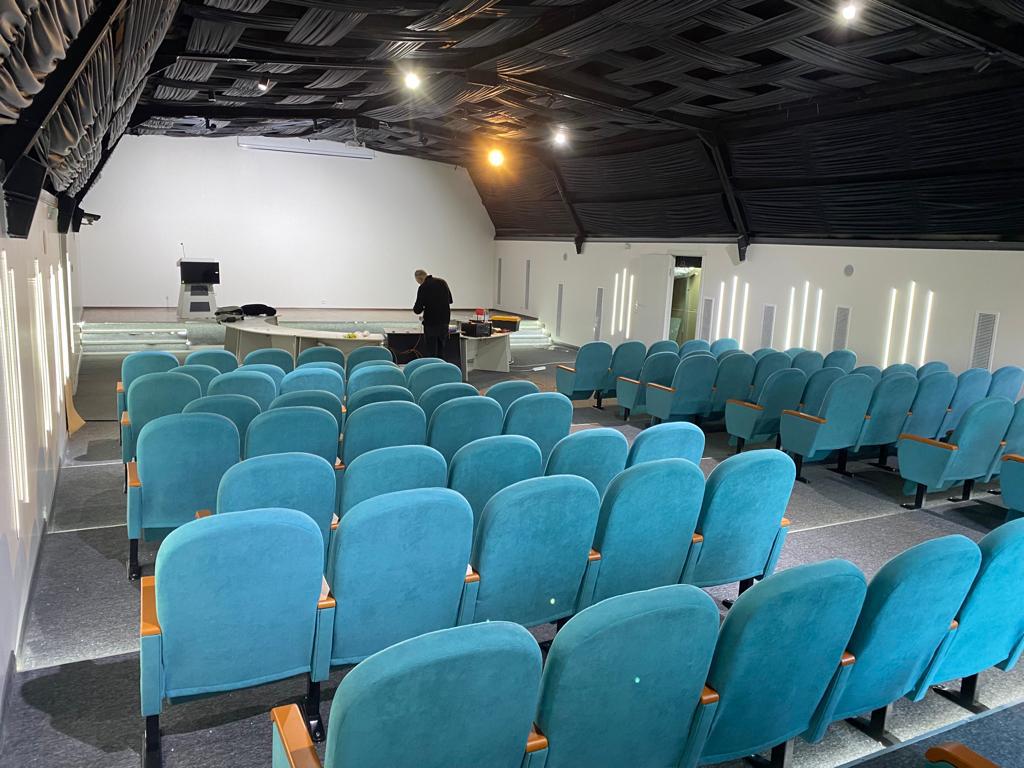Tamamlanan çok amaçlı salonun modern iç mekânı