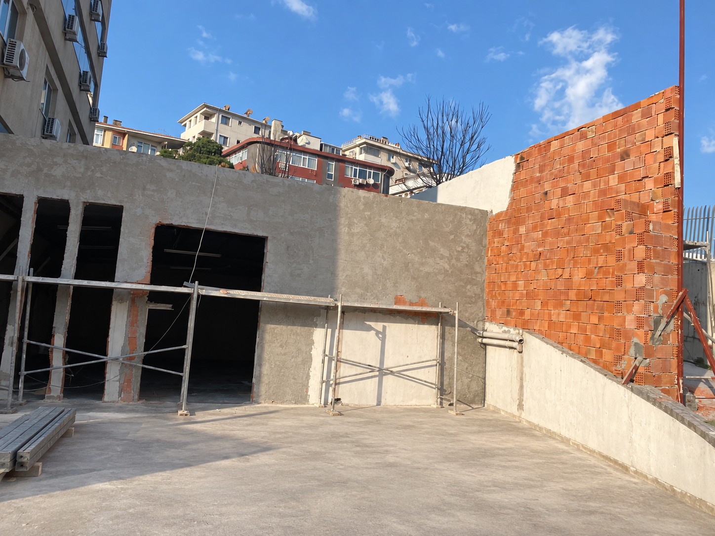 Düzenli çalışma alanıyla çok amaçlı salon yapı kabuğu