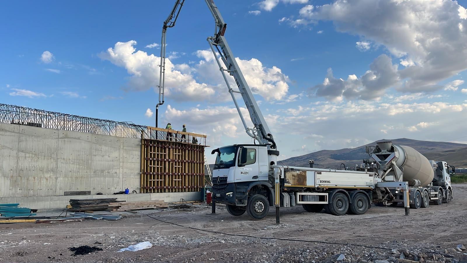 Şantiyede beton dökümü