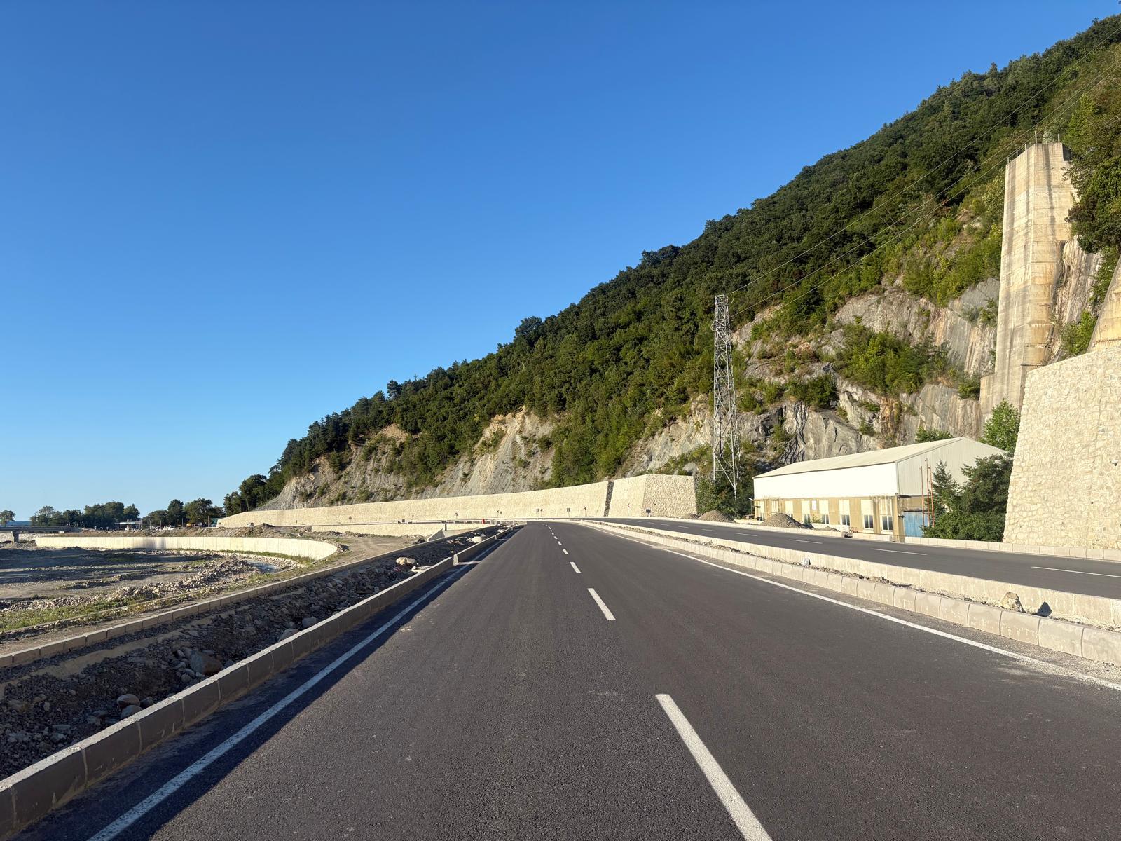Tamamlanan yol ve çevre düzenlemesi